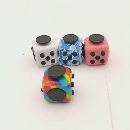 Fidget Würfel 4er-Set – 6 Funktionen für Fokus &amp; Beschäftigung